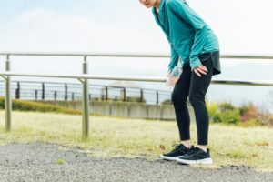 ウォーキング中の足の痛みイメージ